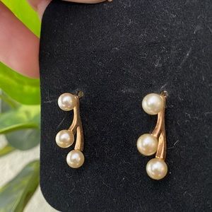 Vintage falling Pearl earrings